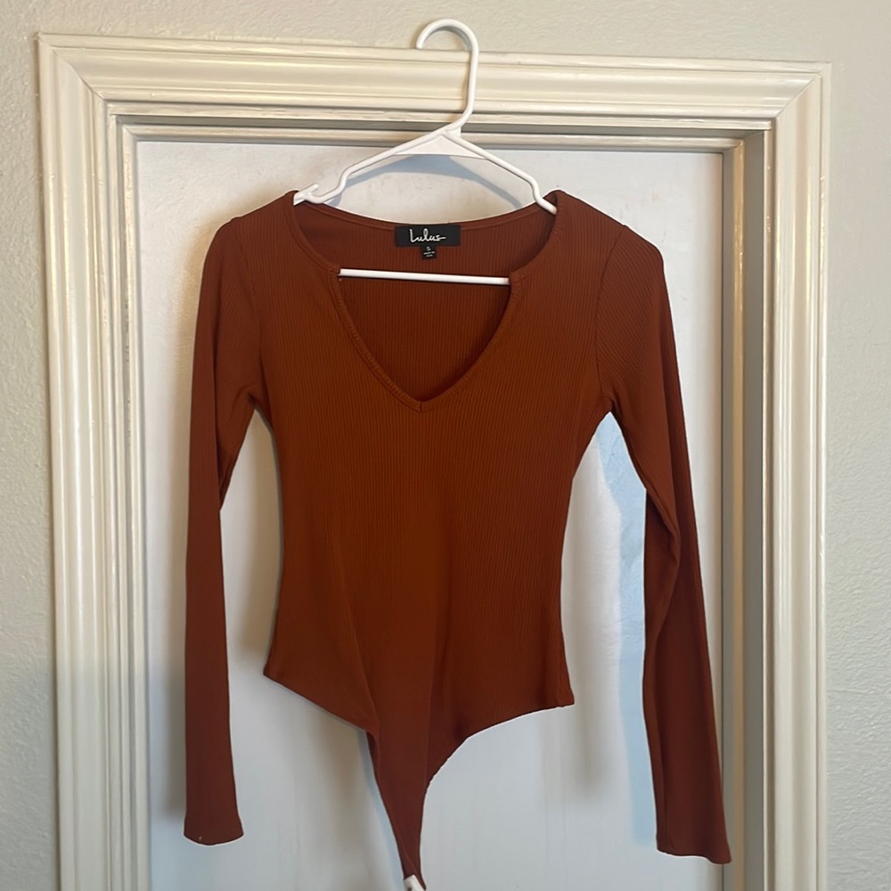Lulus rust v neck body suit. Size small